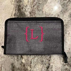 New Thirty-One Get Creative Zipper Pouch with personalized L in a magenta color